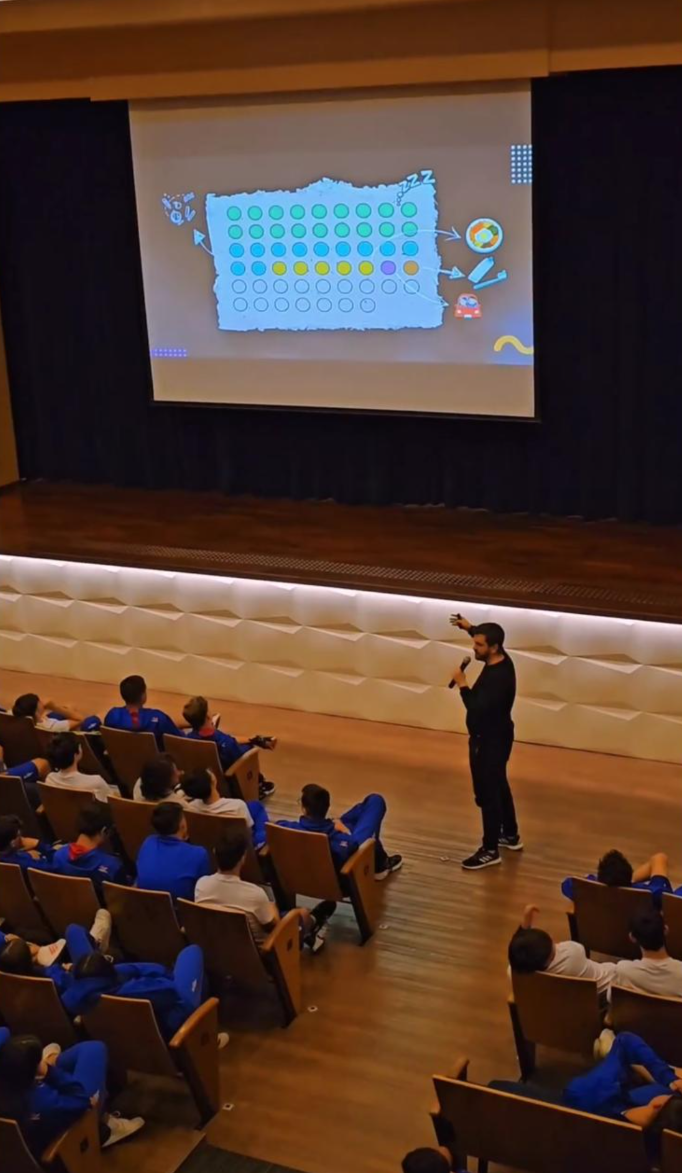Fernando Lino em palestra para alunos em auditório escolar