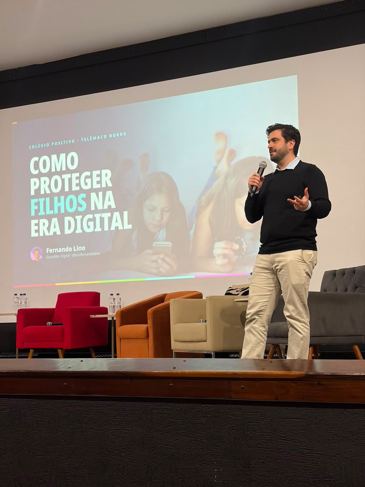 Fernando Lino ministrando palestra sobre proteção digital em escola parceira